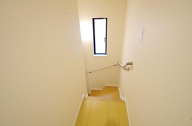 階段には手すりを標準装備することで、お子様やご高齢者の安全性にも配慮しております。
