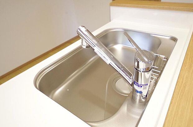 レバー操作一つで水量、温度も調節可能です。また、蛇口には浄水カートリッジも内蔵可能です。