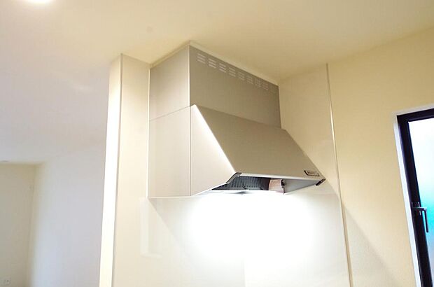 キッチン上部には、ブーツ型の照明付きのレンジフードが標準装備されております。