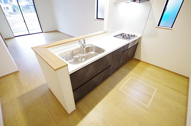 キッチンには耐久性が高く、お手入れも簡単で人工大理石トップを採用して、キッチンを優雅に演出しました。