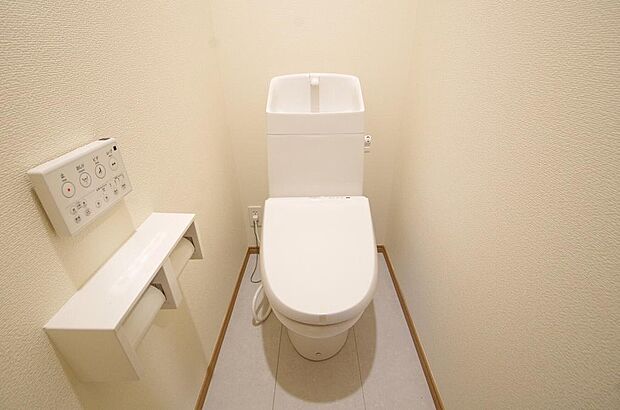 少ない水を有効に使って、汚れも効率よく洗浄します。便器は奥までふちのない掃除がしやすい形状です。