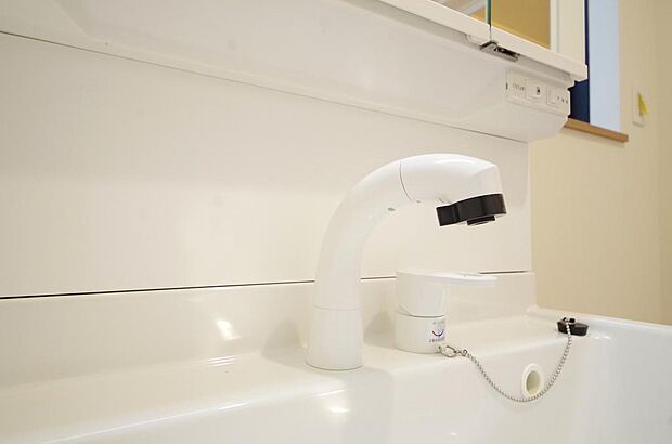 洗面台の給水口はホースが伸びるので朝シャン出来ます。シングルレバーでお湯の温度も楽々調整出来ます。