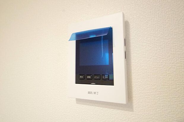 来訪者を映像と音声で確認可能なので、煩わしいセールスにも住戸内で対話可能です。