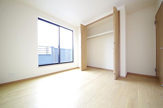 木の質感が優しい床材と豊富な収納が特徴的な、心に温かさを感じる内装です。