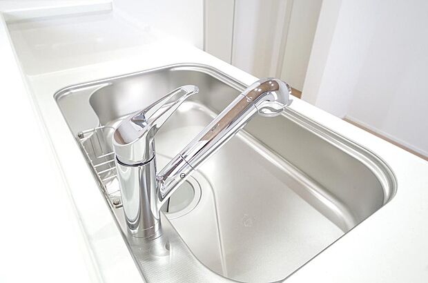 レバー操作一つで水量、温度も調節可能です。また、蛇口には浄水カートリッジも内蔵可能です。