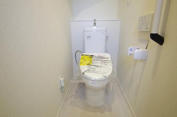 少ない水を有効に使って、汚れも効率よく洗浄します。便器は奥までふちのない掃除がしやすい形状です。