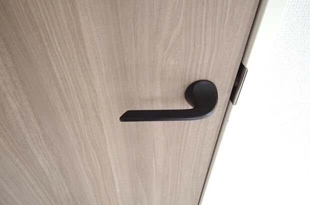 内部建具のドアに付いているハンドルは、シンプルなデザインでありながらシャープな空間を演出します。