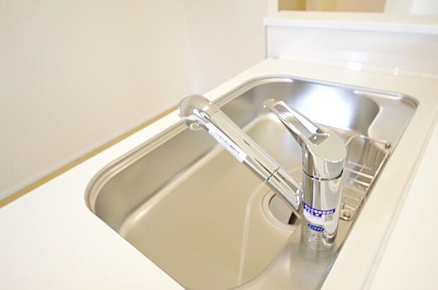 レバー操作一つで水量、温度も調節可能です。また、蛇口には浄水カートリッジも内蔵可能です。
