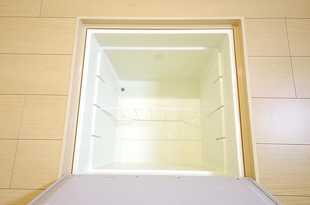 ミネラルウォーター、缶詰、非常食のストックに便利です。空間を有効に利用した収納です。