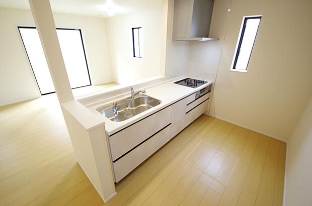 キッチンには耐久性が高く、お手入れも簡単で人工大理石トップを採用して、キッチンを優雅に演出しました。