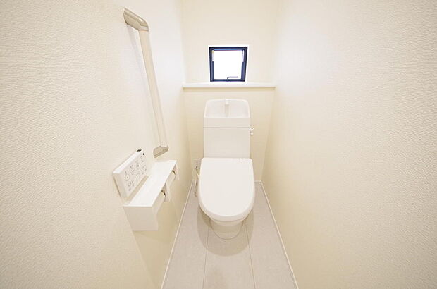少ない水を有効に使って、汚れも効率よく洗浄します。便器は奥までふちのない掃除がしやすい形状です。