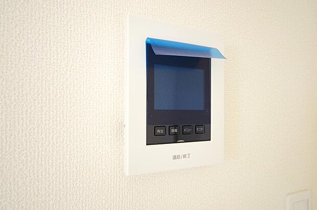 来訪者を映像と音声で確認可能なので、煩わしいセールスにも住戸内で対話可能です。
