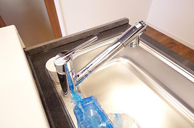 レバー操作一つで水量、温度も調節可能です。また、蛇口には浄水カートリッジも内蔵可能です。