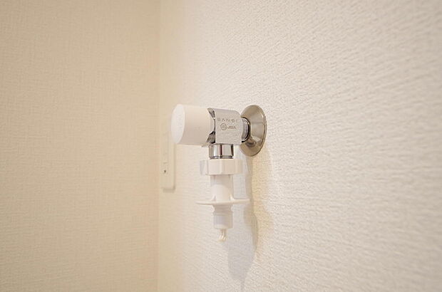 洗濯機用の給水口には蛇口ではなく、全自動洗濯機が設置できる専用の給水口が設置されております。