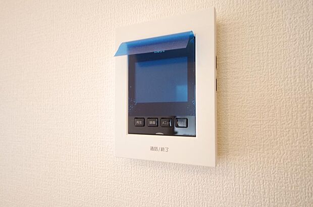 来訪者を映像と音声で確認可能なので、煩わしいセールスにも住戸内で対話可能です。