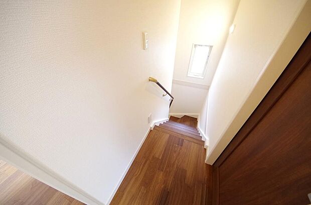 階段には手すりを標準装備することで、お子様やご高齢者の安全性にも配慮しております。