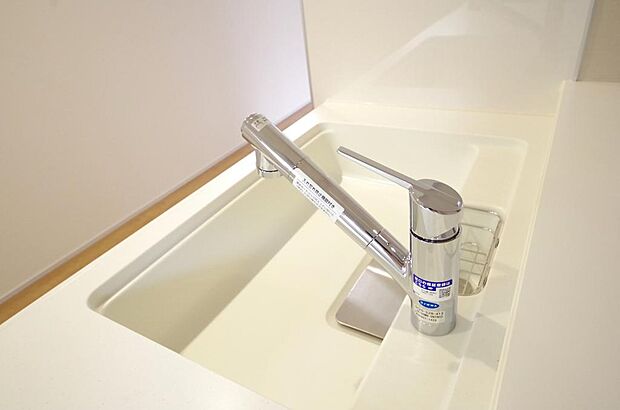 レバー操作一つで水量、温度も調節可能です。また、蛇口には浄水カートリッジも内蔵可能です。