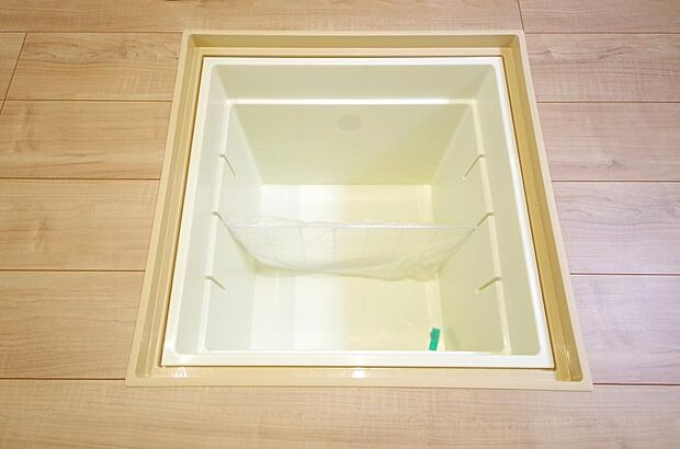 ミネラルウォーター、缶詰、非常食のストックに便利です。空間を有効に利用した収納です。