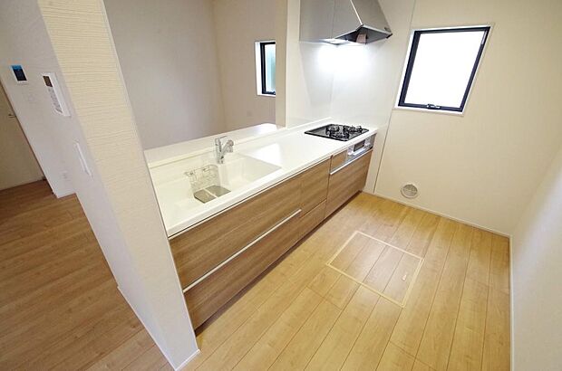 キッチンには耐久性が高く、お手入れも簡単で人工大理石トップを採用して、キッチンを優雅に演出しました。