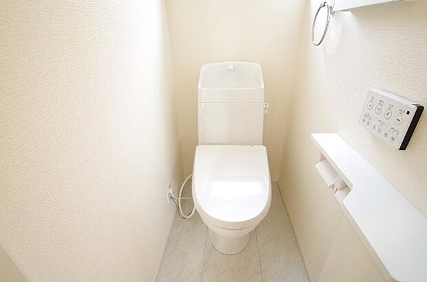 少ない水を有効に使って、汚れも効率よく洗浄します。便器は奥までふちのない掃除がしやすい形状です。