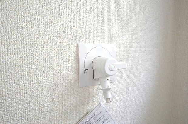 洗濯機用の給水口には蛇口ではなく、全自動洗濯機が設置できる専用の給水口が設置されております。