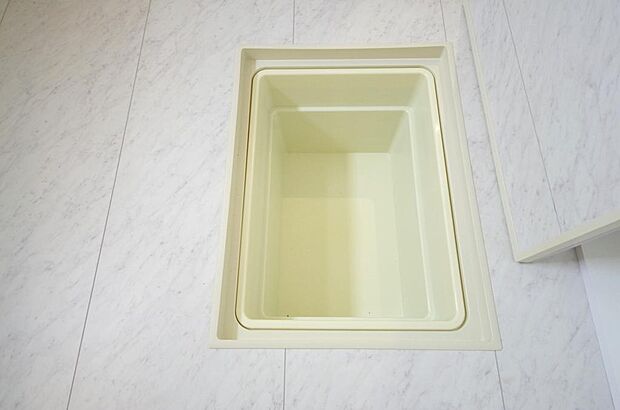 シャンプー リンス 洗剤 柔軟剤等のストックに便利です。空間を有効に利用した収納です。