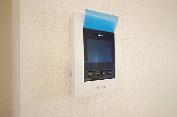 来訪者を映像と音声で確認可能なので、煩わしいセールスにも住戸内で対話可能です。
