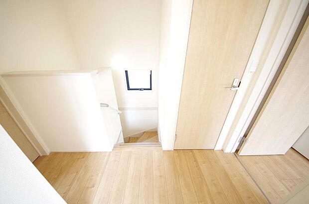 階段には手すりを標準装備することで、お子様やご高齢者の安全性にも配慮しております。