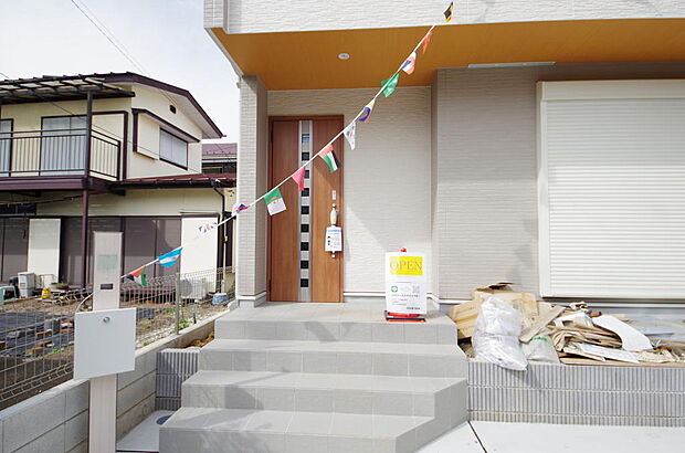 玄関はいわばその邸宅の顔です。だからこそ、迎賓のためにしつらえを細部まで施しました。