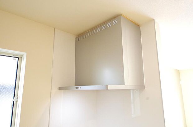 キッチン上部には、ブーツ型の照明付きのレンジフードが標準装備されております。