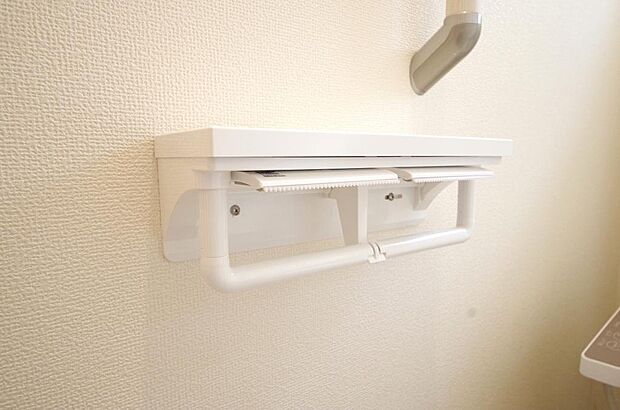 トイレ内のペーパーホルダーは、しっかりとした押さえ付き横型ダブルホルダーが標準装備されています。