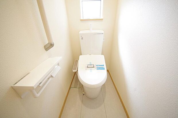 少ない水を有効に使って、汚れも効率よく洗浄します。便器は奥までふちのない掃除がしやすい形状です。