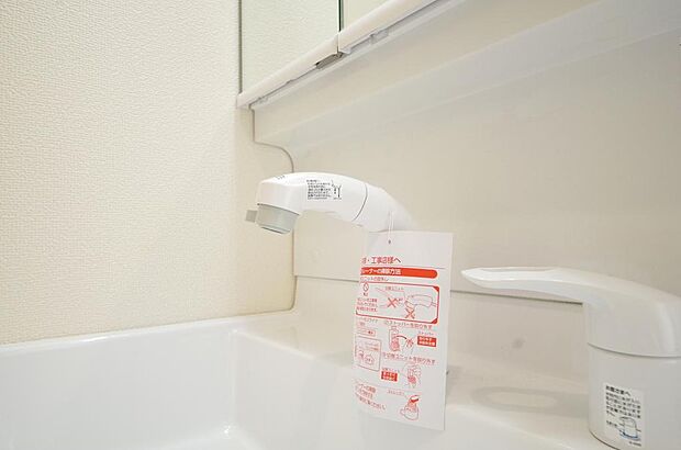 洗面台の給水口はホースが伸びるので朝シャン出来ます。シングルレバーでお湯の温度も楽々調整出来ます。