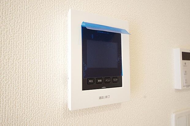 来訪者を映像と音声で確認可能なので、煩わしいセールスにも住戸内で対話可能です。