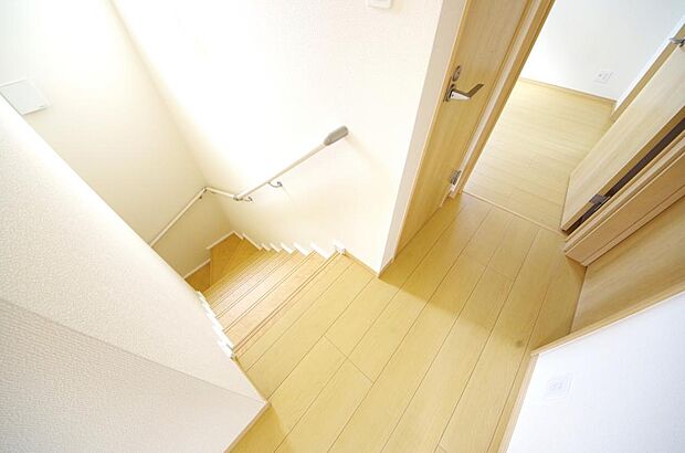 階段には手すりを標準装備することで、お子様やご高齢者の安全性にも配慮しております。