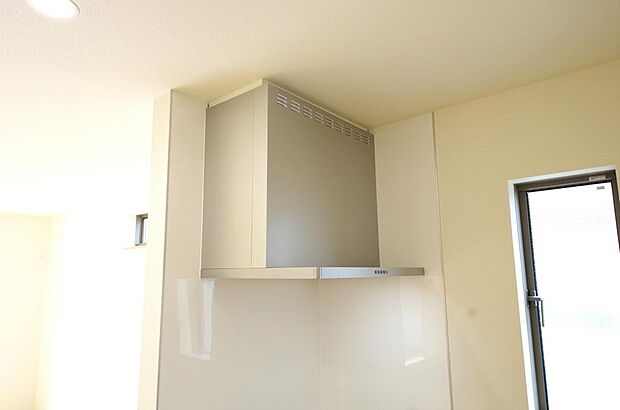 キッチン上部には、ブーツ型の照明付きのレンジフードが標準装備されております。