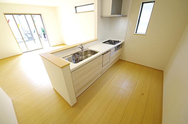 キッチンには耐久性が高く、お手入れも簡単で人工大理石トップを採用して、キッチンを優雅に演出しました。