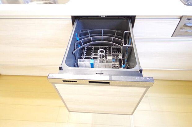 食器の出し入れがしやすいスライド収納タイプの食器洗い乾燥機です。また、節水効果にも優れています。