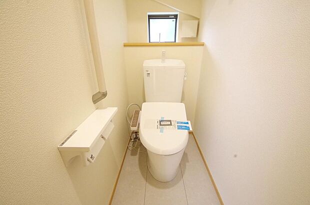 少ない水を有効に使って、汚れも効率よく洗浄します。便器は奥までふちのない掃除がしやすい形状です。