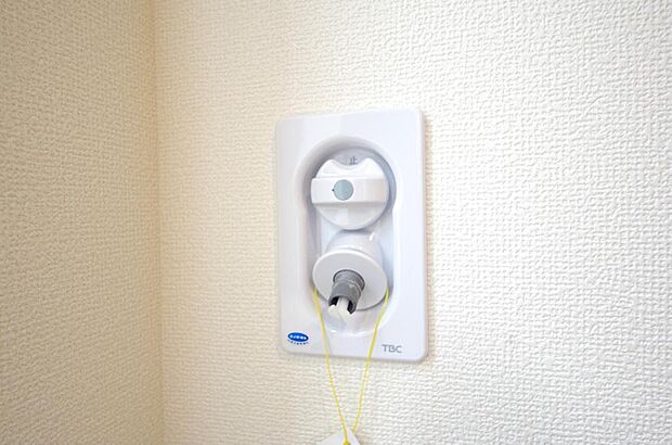 洗濯機用の給水口には蛇口ではなく、全自動洗濯機が設置できる専用の給水口が設置されております。