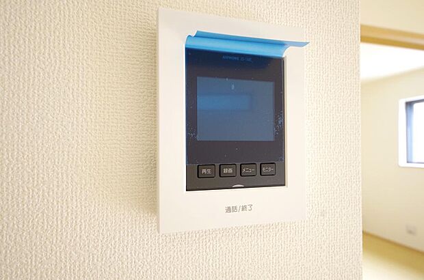 来訪者を映像と音声で確認可能なので、煩わしいセールスにも住戸内で対話可能です。