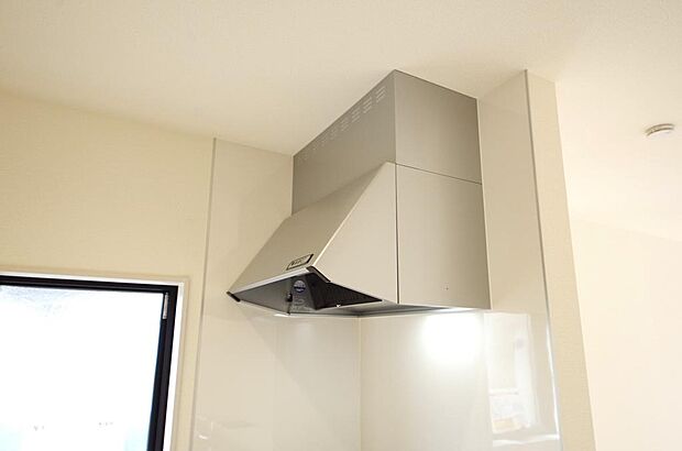 キッチン上部には、ブーツ型の照明付きのレンジフードが標準装備されております。