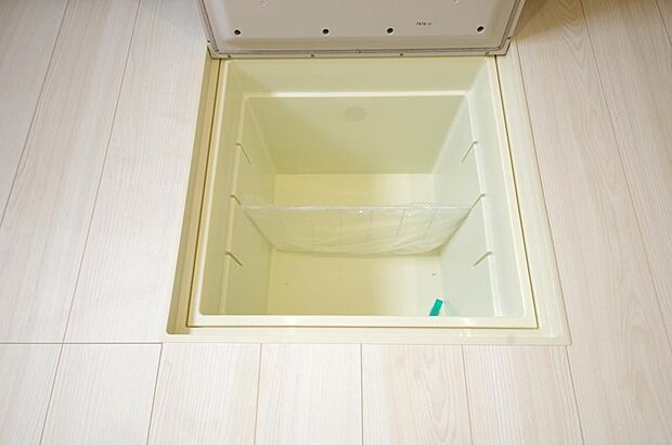 ミネラルウォーター、缶詰、非常食のストックに便利です。空間を有効に利用した収納です。