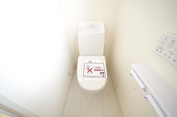 少ない水を有効に使って、汚れも効率よく洗浄します。便器は奥までふちのない掃除がしやすい形状です。