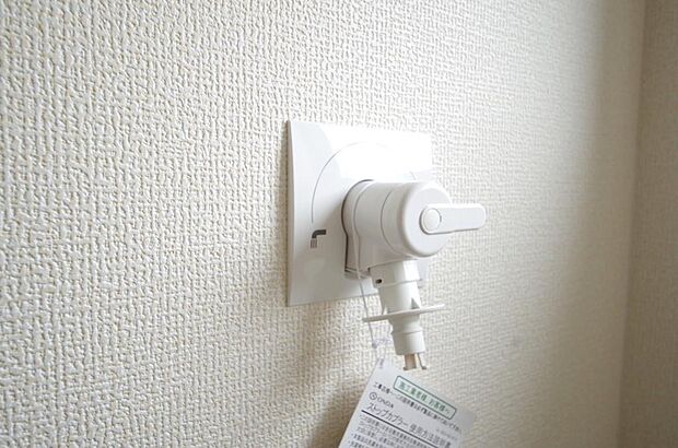 洗濯機用の給水口には蛇口ではなく、全自動洗濯機が設置できる専用の給水口が設置されております。