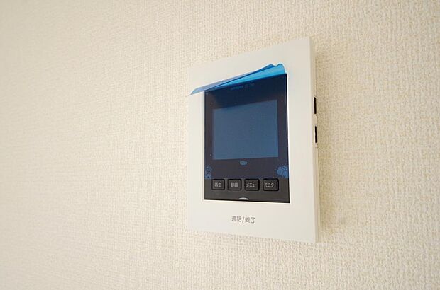 来訪者を映像と音声で確認可能なので、煩わしいセールスにも住戸内で対話可能です。