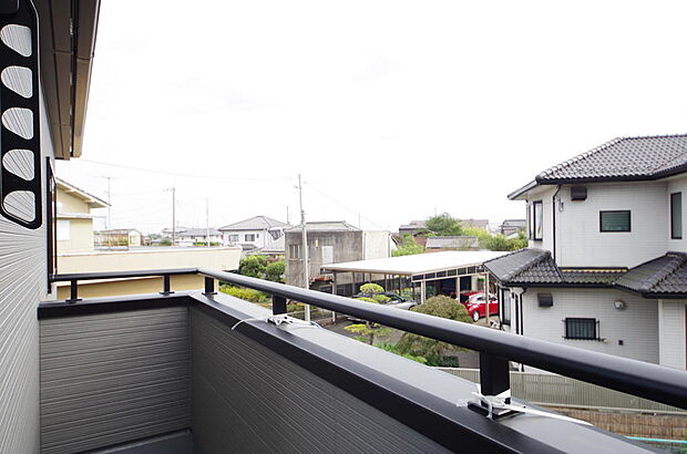 陽光あふれるバルコニーは、たくさんの光を浴びることができるのでお洗濯物やお布団もしっかり干せます。