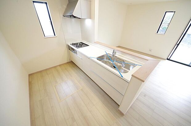 キッチンには耐久性が高く、お手入れも簡単で人工大理石トップを採用して、キッチンを優雅に演出しました。