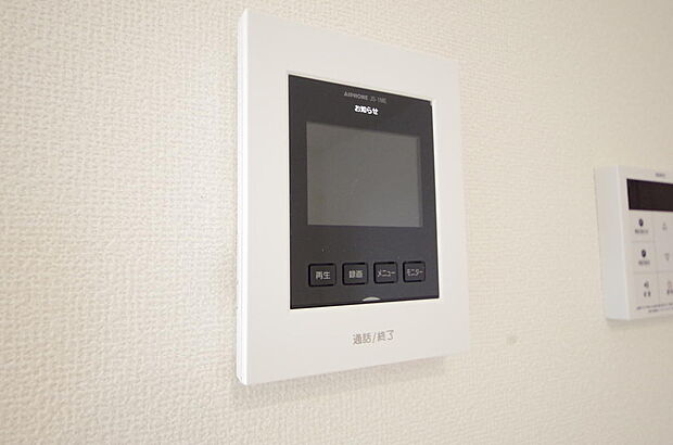 来訪者を映像と音声で確認可能なので、煩わしいセールスにも住戸内で対話可能です。
