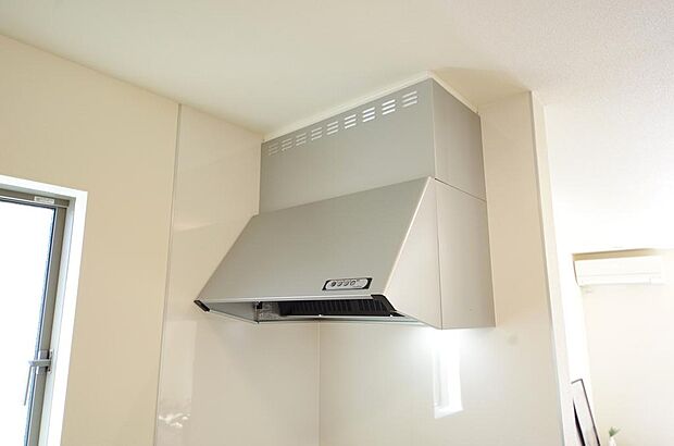 キッチン上部には、ブーツ型の照明付きのレンジフードが標準装備されております。